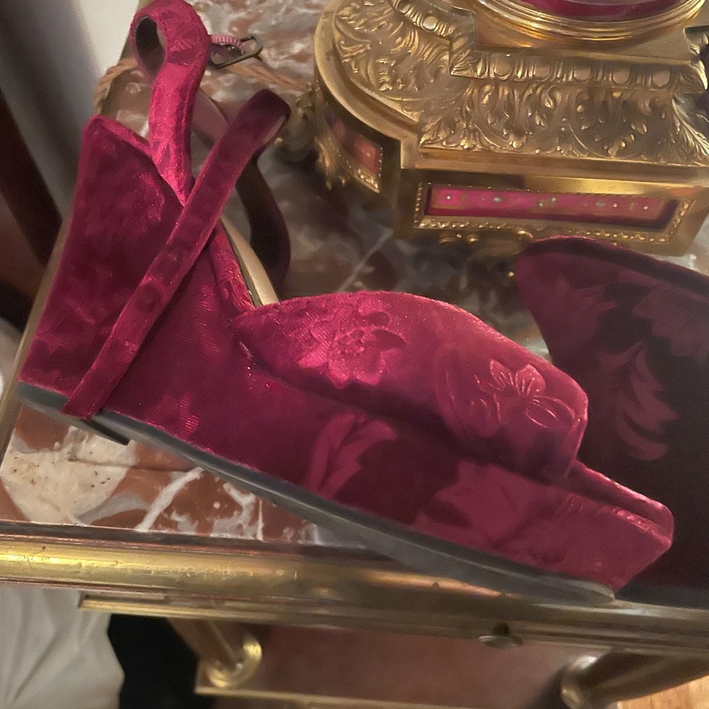 Designer Rampage Burgundy Velvet Wedge Sandal, Never worn - Picture 5 of 9